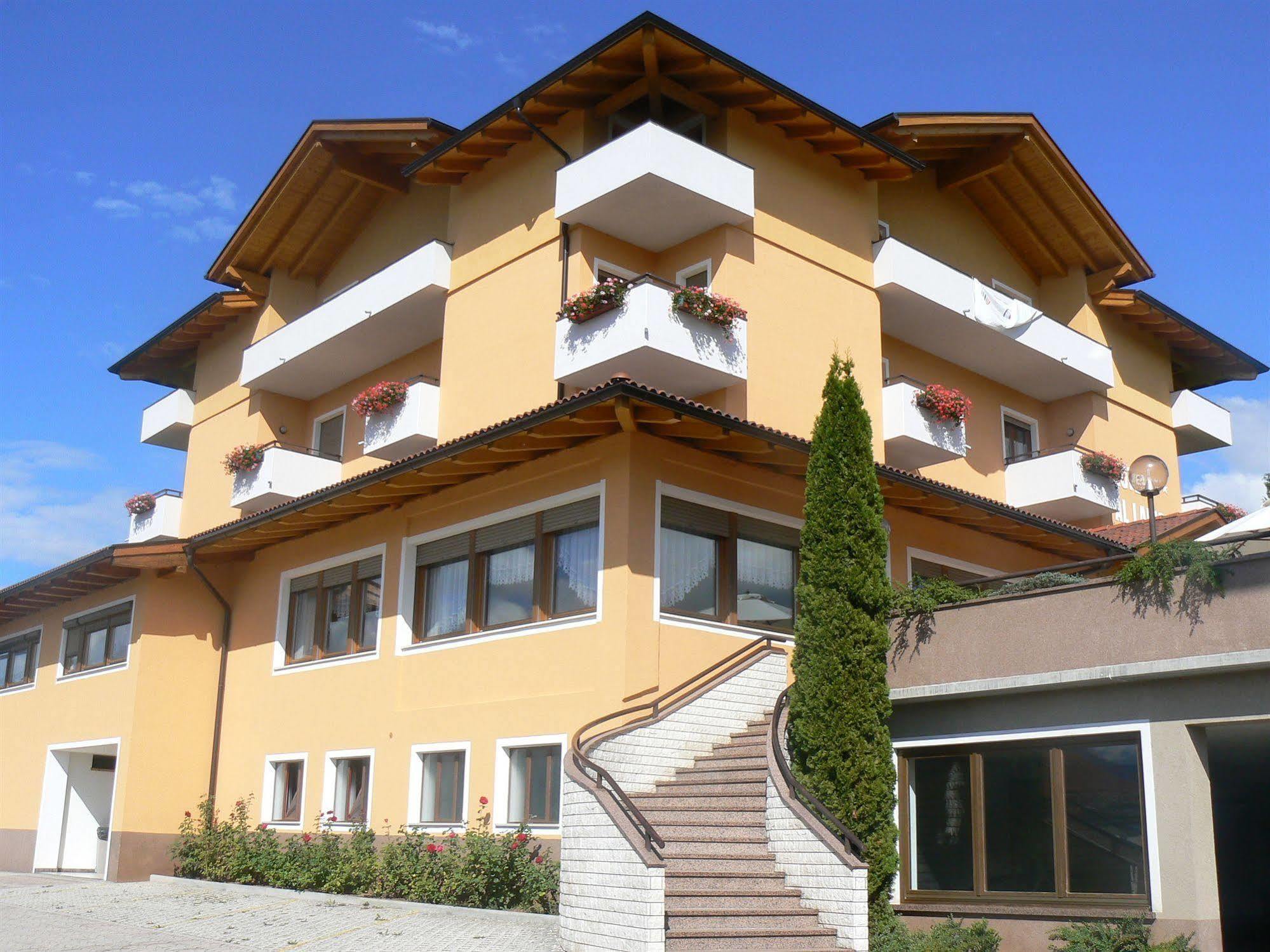 Hotel & Appartamenti Al Larice Ronzone Exterior foto